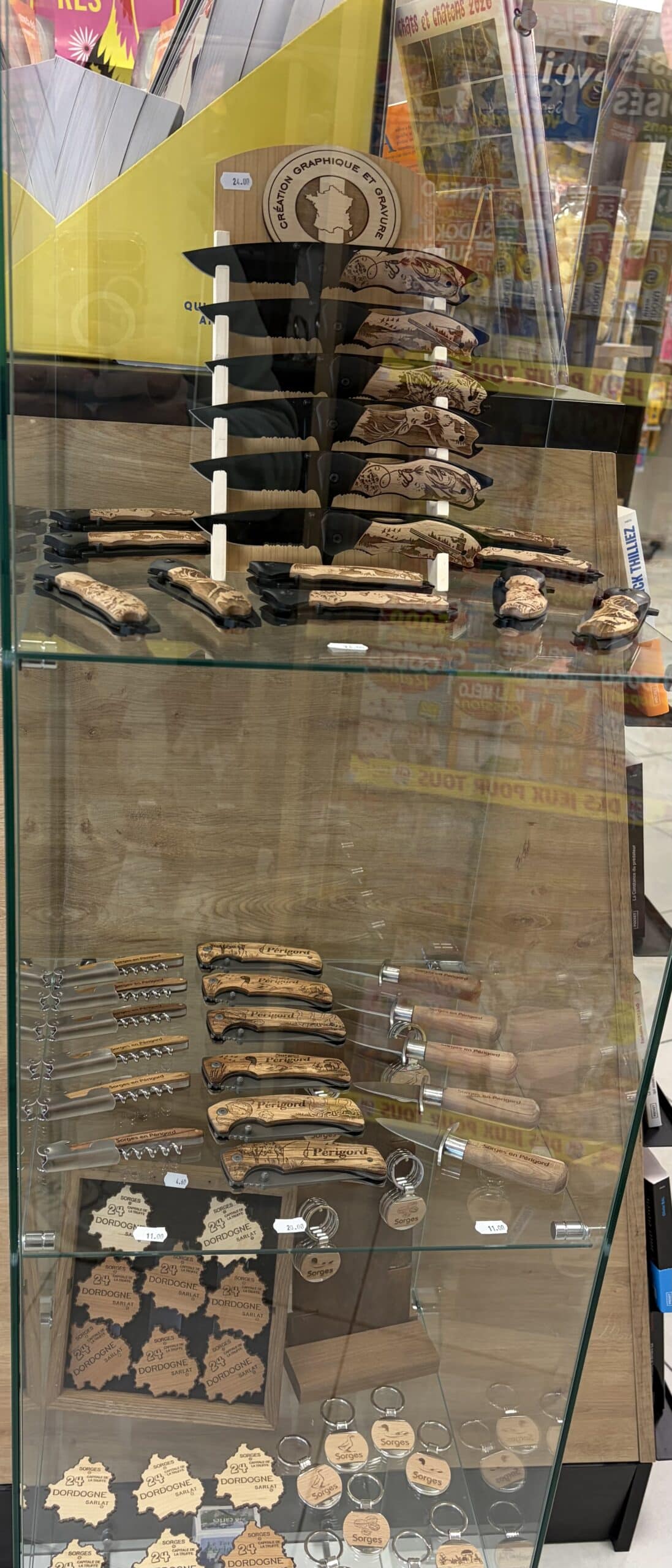 Couteaux de poche gravés et souvenirs Sorges en Périgord, manches en bois avec motifs nature et faune.