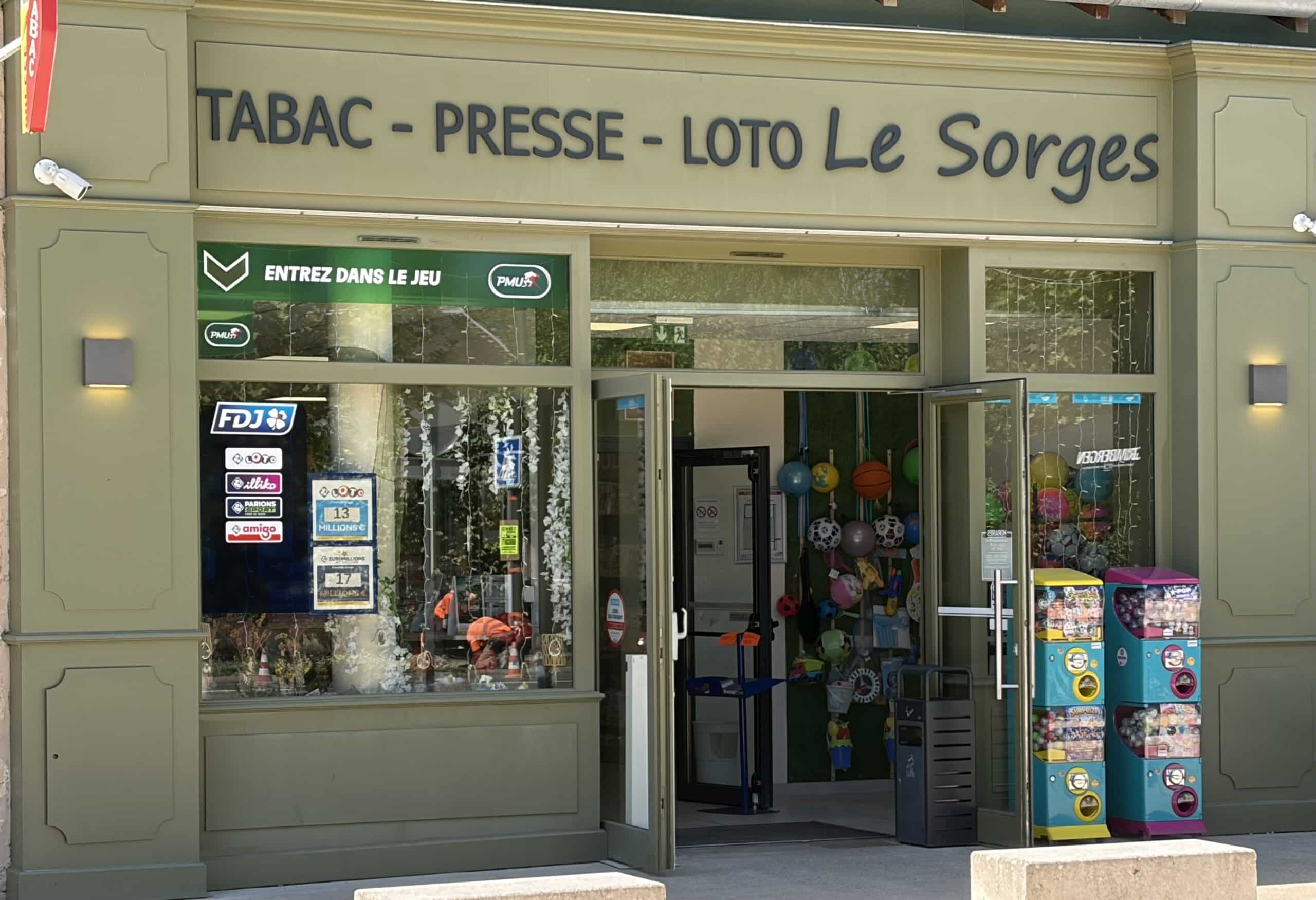 Devanture du Tabac-Presse-Loto Le Sorges avec enseigne PMU et FDJ, façade verte et distributeurs de jouets à l'entrée.